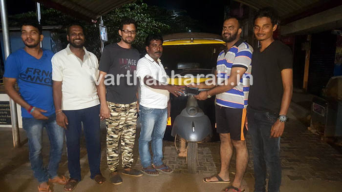 ಮುಲ್ಕಿ : 40 ಸಾವಿರ ರೂ., ದಾಖಲೆ ಪತ್ರಗಳಿದ್ದ ಪರ್ಸ್ ಹಿಂದಿರುಗಿಸಿ ಪ್ರಾಮಾಣಿಕತೆ ಮೆರೆದ ರಿಕ್ಷಾ ಚಾಲಕ